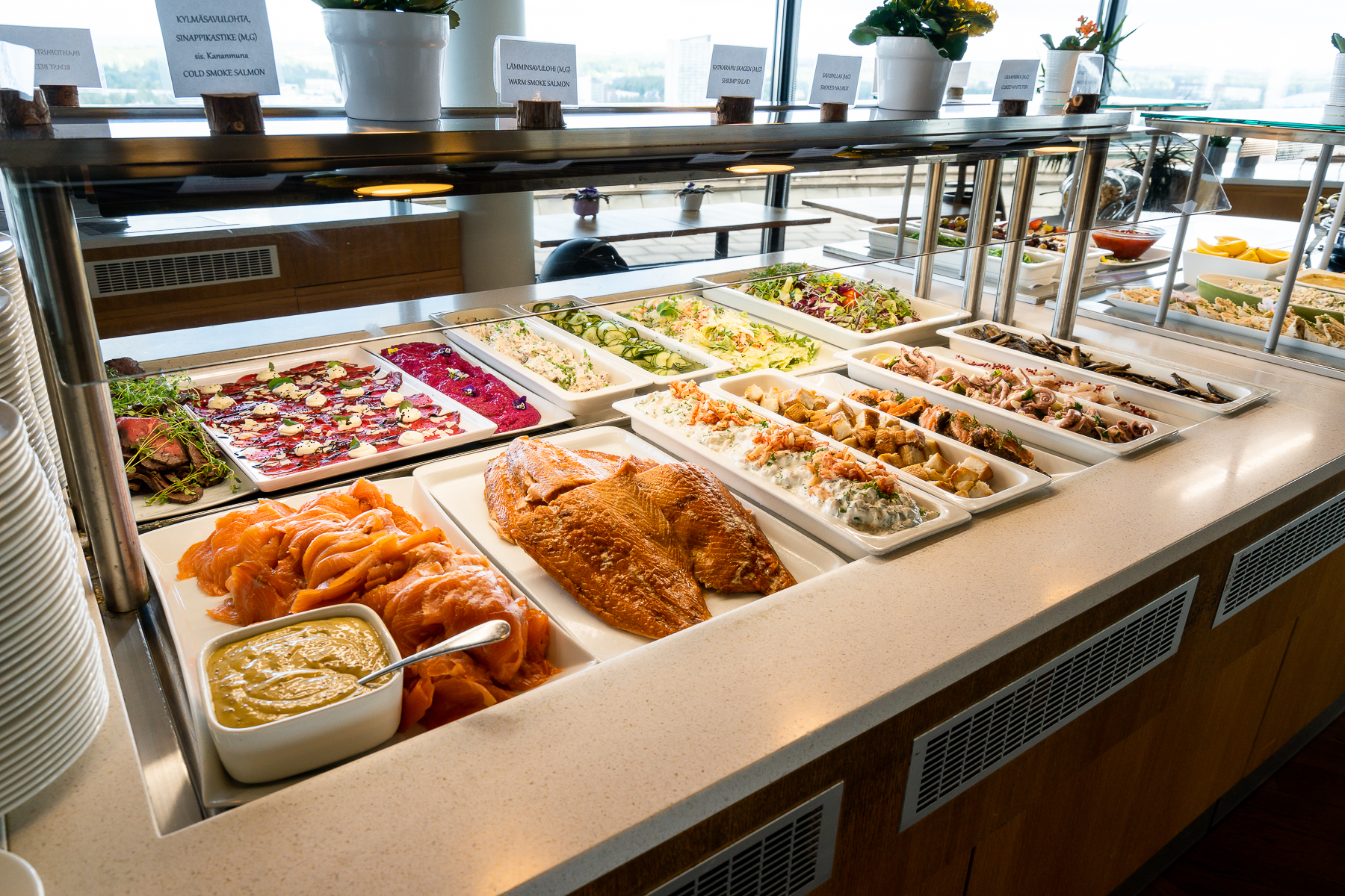 Skandinaavinen noutopöytä Näköalaravintola Haikaranpesä